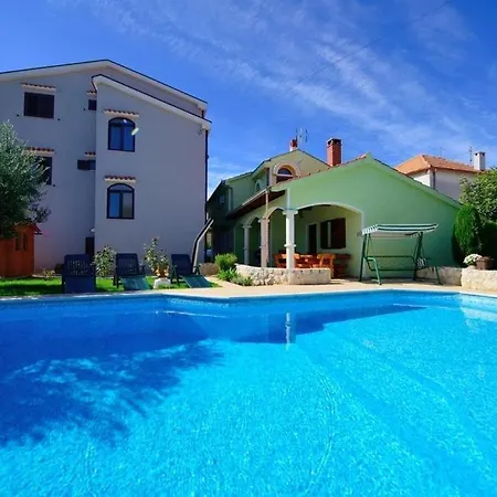 Apartment Family Friendly With A Swimming Pool - 16336 Zadar