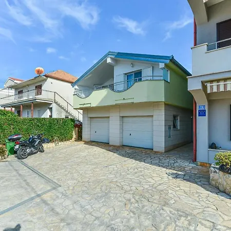 Apartment Family Friendly With A Swimming Pool - 16336