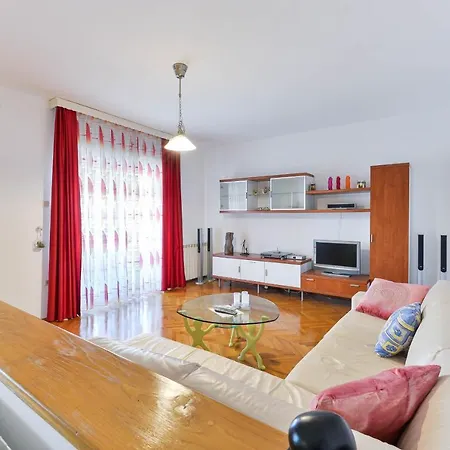 Apartment Family Friendly With A Swimming Pool - 16336