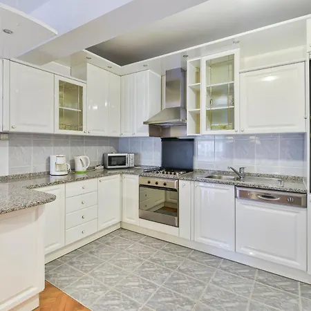 Family Friendly With A Swimming Pool - 16336
