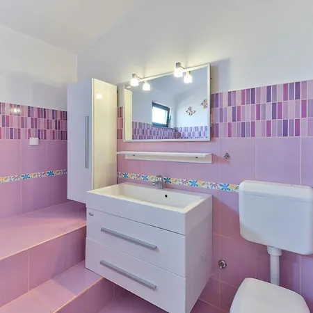 Apartment Family Friendly With A Swimming Pool - 16336 Zadar