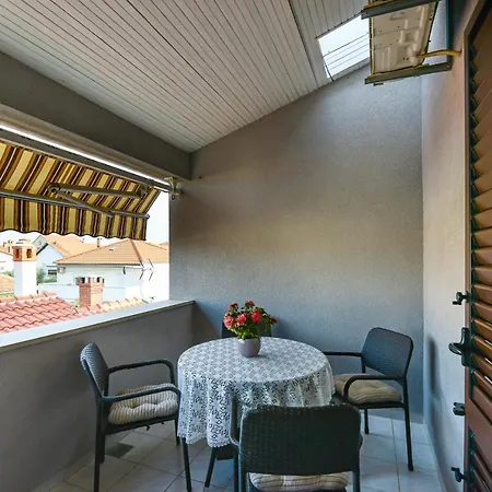 Apartment Family Friendly With A Swimming Pool - 16336 Zadar