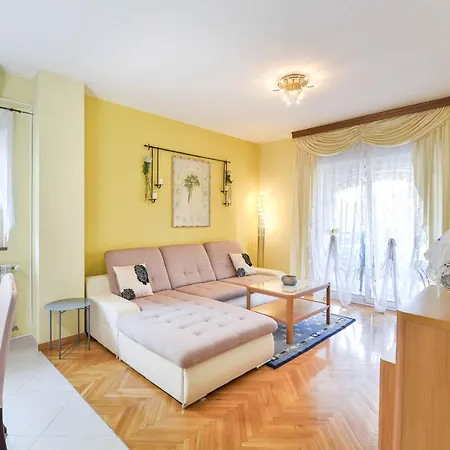 Family Friendly With A Swimming Pool - 16336