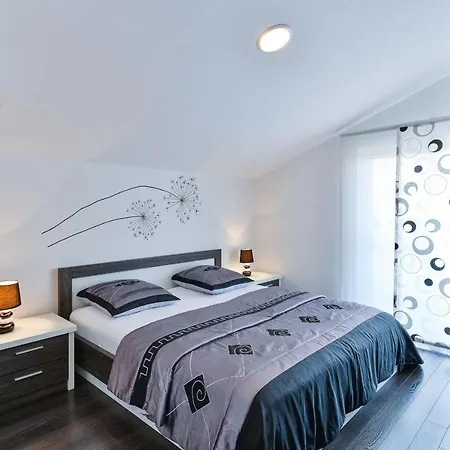 Family Friendly With A Swimming Pool - 16336 Zadar
