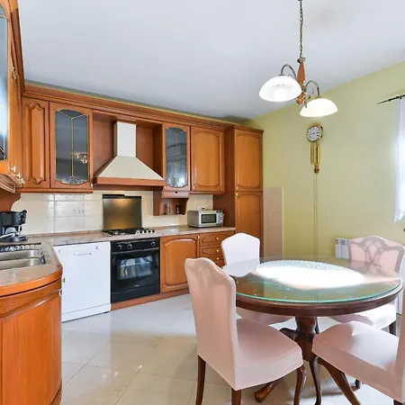 Family Friendly With A Swimming Pool - 16336