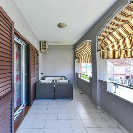 Family-friendly With Swimming Pool - 16336 Apartmán *