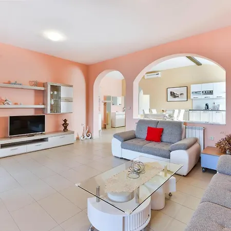 Family Friendly With A Swimming Pool - 16336