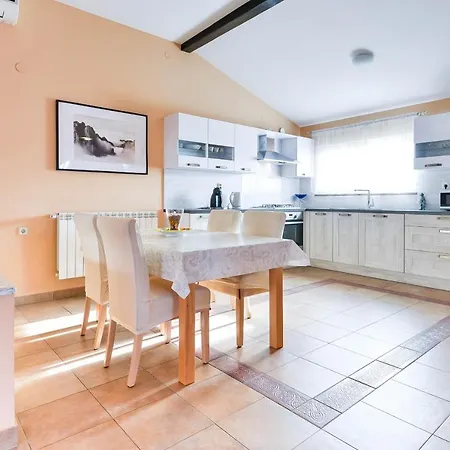 Family Friendly With A Swimming Pool - 16336