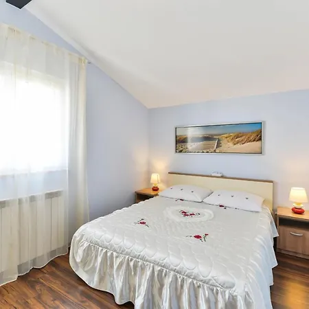 Family Friendly With A Swimming Pool - 16336