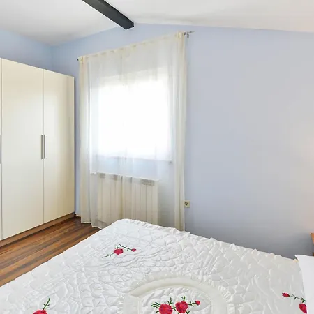 Apartment Family Friendly With A Swimming Pool - 16336 Zadar