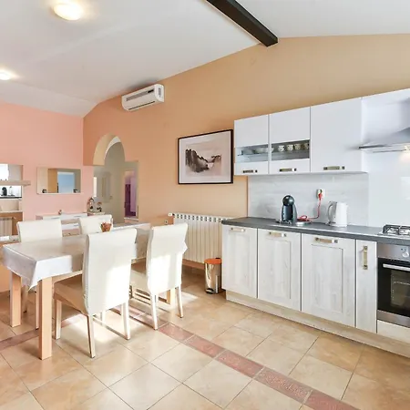 Family Friendly With A Swimming Pool - 16336 Appartement