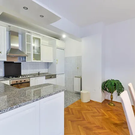 Family-friendly With Swimming Pool - 16336 Apartmán