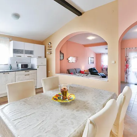 Apartment Family Friendly With A Swimming Pool - 16336 Zadar