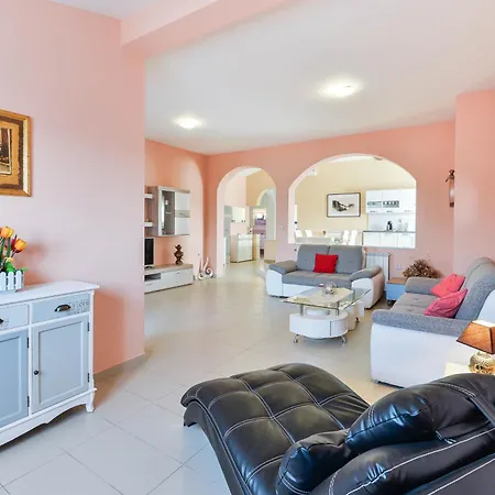Apartment Family Friendly With A Swimming Pool - 16336