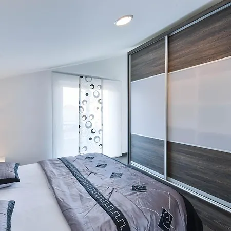 Family Friendly With A Swimming Pool - 16336 Apartment