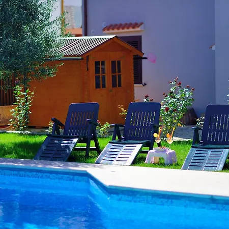 Appartement Family-friendly With Swimming Pool - 16336