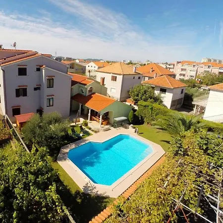 Family-friendly With Swimming Pool - 16336 Zadar