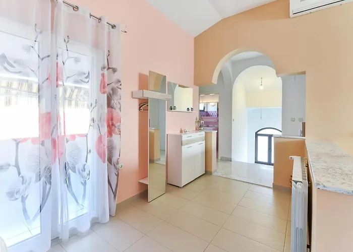 Family-friendly With Swimming Pool - 16336 Zadar