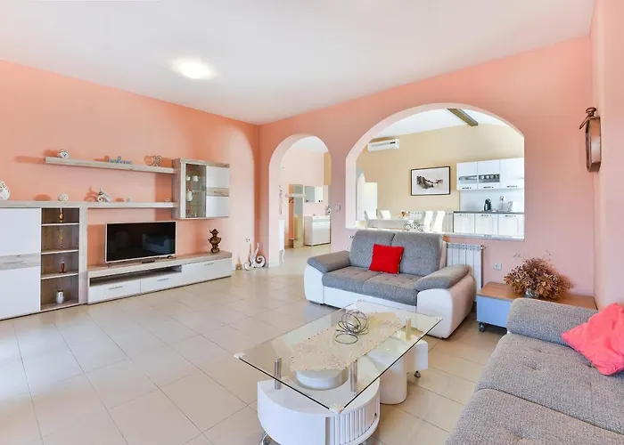 Family-friendly With Swimming Pool - 16336